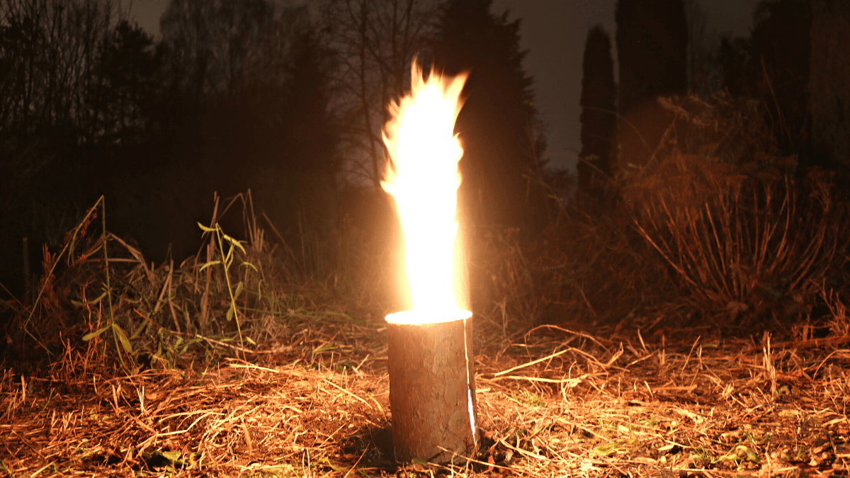 Mit der finnischen Kerze oder dem Schwedenfeuer können Sie auch im Winter Würstchen grillen