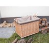 Natürlicher Weidenkorb für Holz – auf Rädern