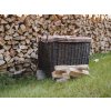 Dunkler Weidenkorb für Holz gefüttert – auf Rädern