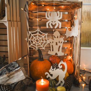 Heute ist Halloween! 🎃🕸️ Wir haben eine thematische Dekoration aus kleinen Holzkisten und Halloween-Ausschnitten gemacht....