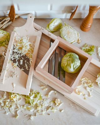 🥬🍂 Die herbstliche Ernte ruft! Und mit ihr auch das traditionelle Hobeln von Kohl. Der Holzhobel ist robust,...