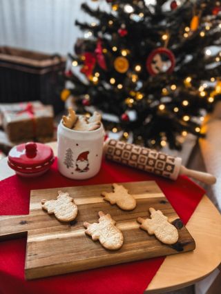 Der Duft von frisch gebackenen Keksle, das warme Licht in der Küche und ein Tisch voll Mehl… Wer liebt das nicht? 🕯️🍪...