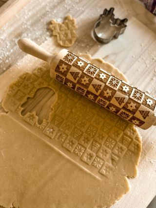 🎄 Ein wunderbarer Weihnachtstipp für alle, die gerne backen! Holzene Backbretter und Teigroller sind aus der Küche nicht...