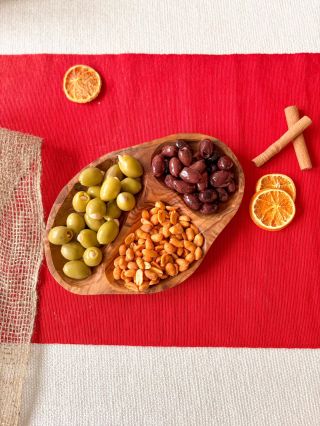 Heute feiern wir den Tag des Olivenbaums 🌿 Schüsseln aus Olivenholz erzählen ihre eigene Geschichte. Sie werden aus alten,...